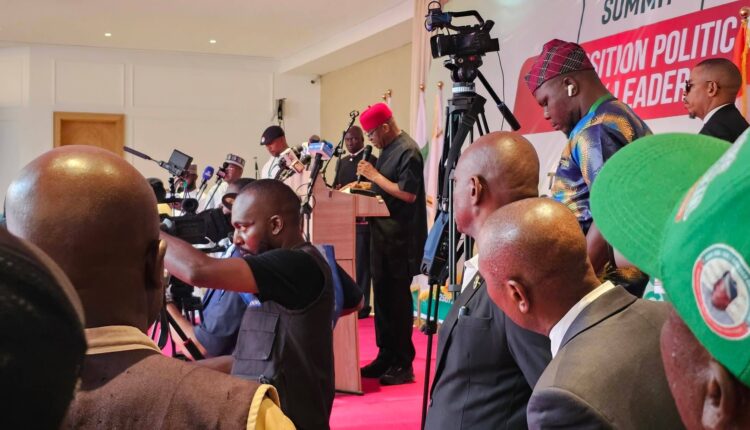 Shugaban jam’iyyar African Democratic Congress (ADC), Sanata David Mark yayin da yake jawabi a taron jam'iyyun adawa na Ibadan ranar Asabar 25-04-2026.