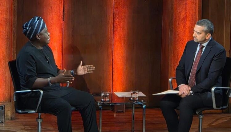 Mai Bayar da Shawara ga Shugaban Najeriya, Daniel Bwala da Ɗan Jarida daga Al Jazeera, Mehdi Hassan. Asalin Hoto: Al Jazeera